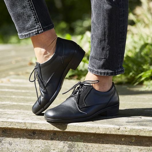 https://www.jbrodde.fr/Image/8398/530x530/agathe-noir-chaussures-de-confort-a-lacets-le-chic-urbain-pour-femme.jpg